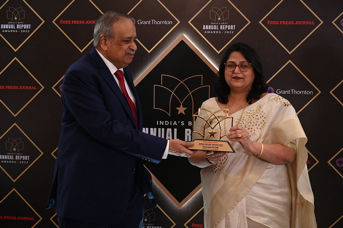 On behalf of State Bank of India, Saloni Narayan, DMD Finance receives the award

