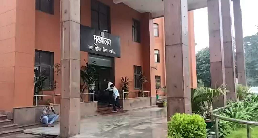Madhya Pradesh: Surrounded by liquor bottles, Gwalior Municipal Corporation employee found dead in his flat