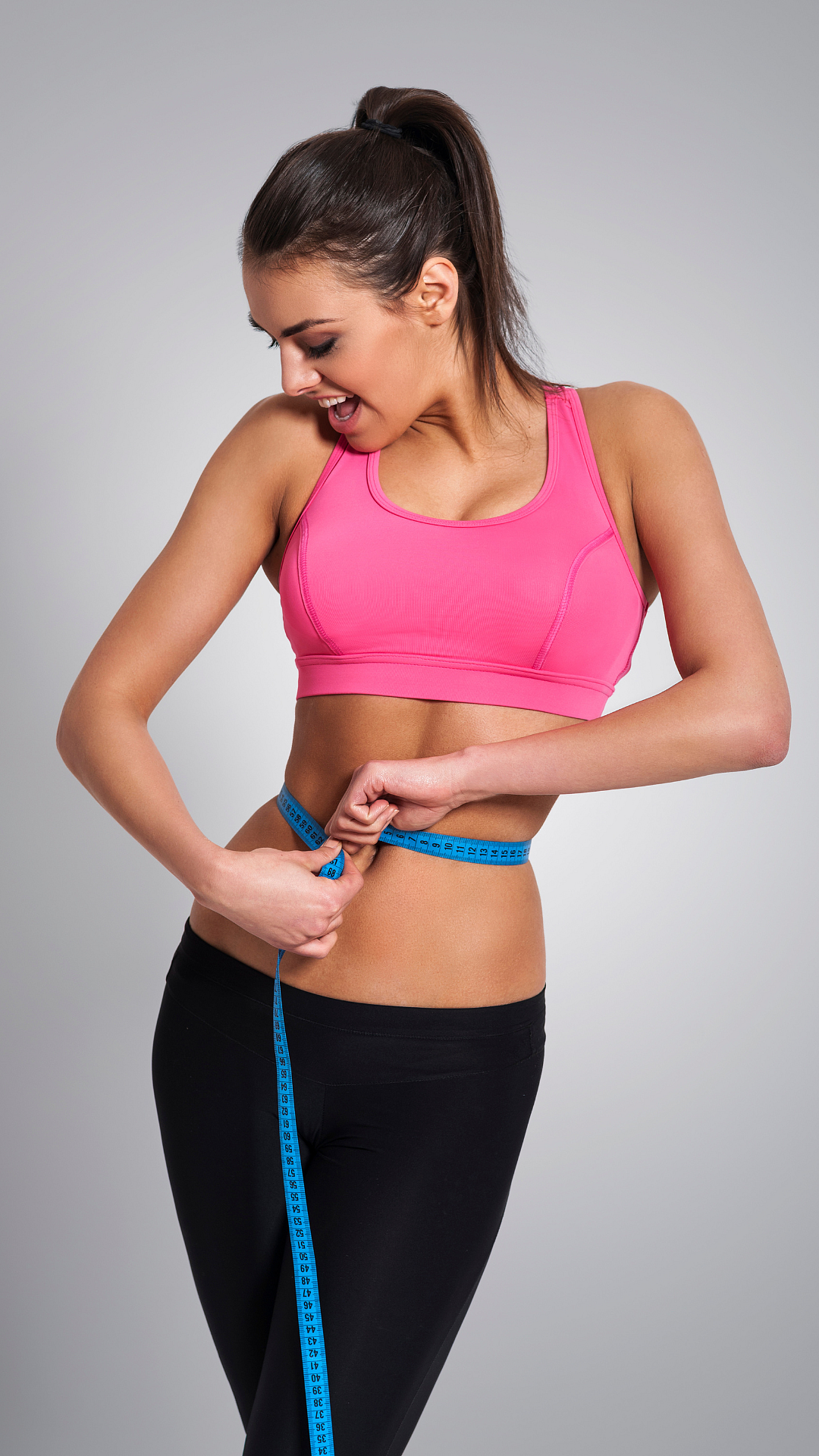 Cuts belly fat: There is whole research done on the effectiveness of curry leaves which shows that the compound – Carbazole Alkaloids in curry leaves help reduce obesity and levels of triglycerides and cholesterol which in turn promote obesity