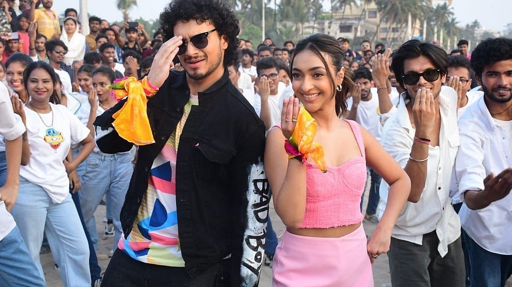 Bad Boy actors Namashi Chakraborty, Amrin perform flash mob at Juhu Beach in Mumbai