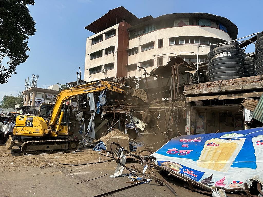 Malad Station which is a major hub for artificial jewellery, fish markets and other specialty markets has a daily average footfall of 1.2 lakh people.