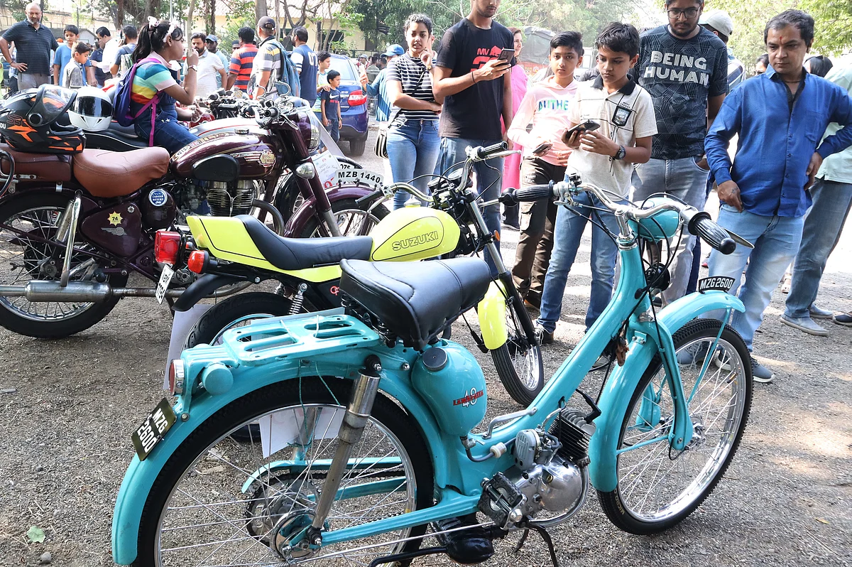 Motorcycles and scooters in the rally