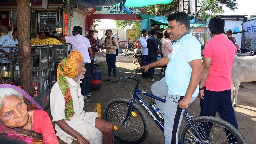 Madhya Pradesh: Collector on bicycle, appeals residents to maintain cleanliness in Agar 