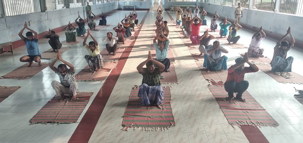 Isha teaches yoga to 2000 prisoners in a month