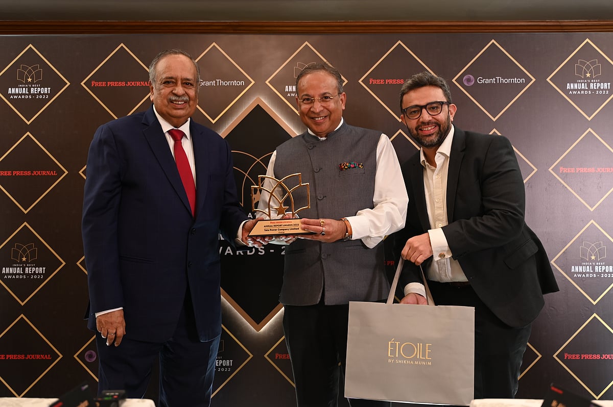 On behalf of Tata Power, Praveer Sinha, Chief Executive Officer and Managing Director receives the award