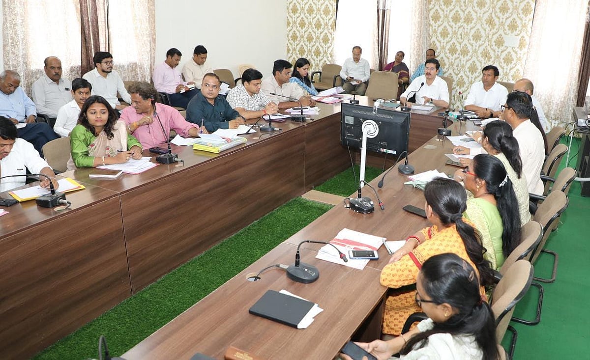 MP: Dewas Collector Rishav Gupta chairs time-limit meet
