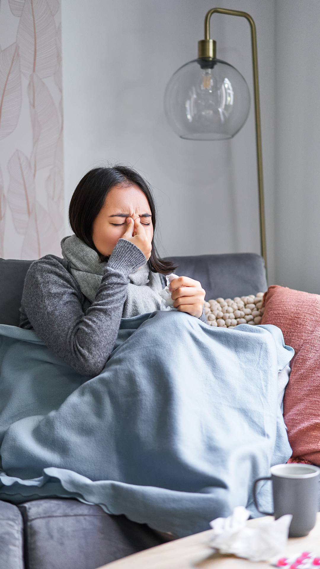 Helps treat morning sickness: The carminative property present in curry leaves treats gas, bloating and flatulence, thus aiding digestion. Indigestion is the major cause of morning sickness and nausea including in pregnant ladies
