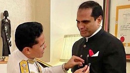 Indore: Vice Admiral honours NRI Makode for Covid related services