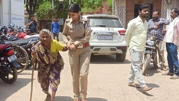 Madhya Pradesh: Woman cop lends a helping hand to 80-year-old lady lying ill on the road; netizens...