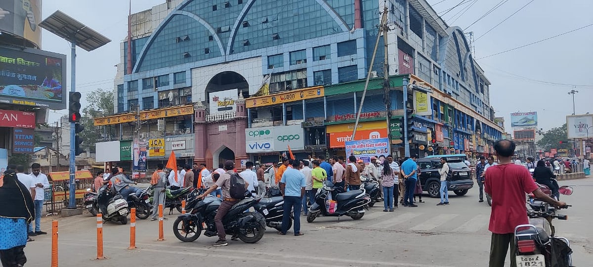Hindutva organisation workers furl saffron flags