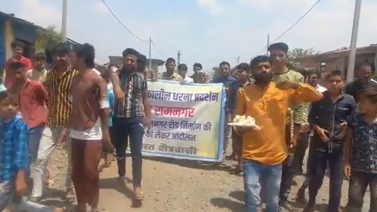 WATCH: 'Happy birthday road ke gaddhe', locals cut cake to draw govt attention as potholes batter...