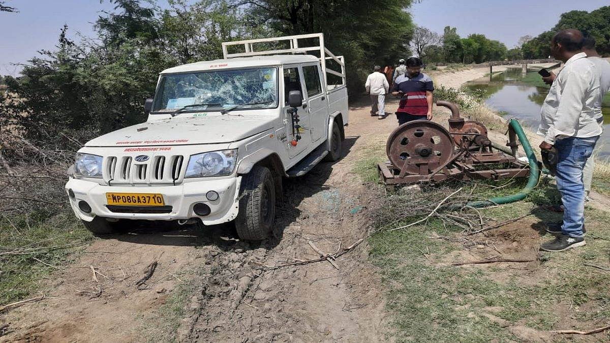 Madhya Pradesh: Violent mob pelts stones and sticks on power staff in Chanderi, security guard fires in air to disperse them