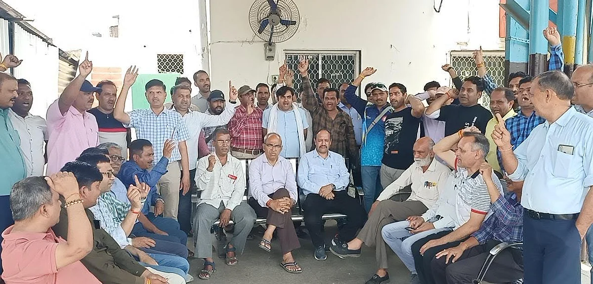 Representatives of WREU and WRMS from Ujjain raise slogans before the commencement of a meeting at DRM office, Ratlam on Sunday FP PHOTO  | 