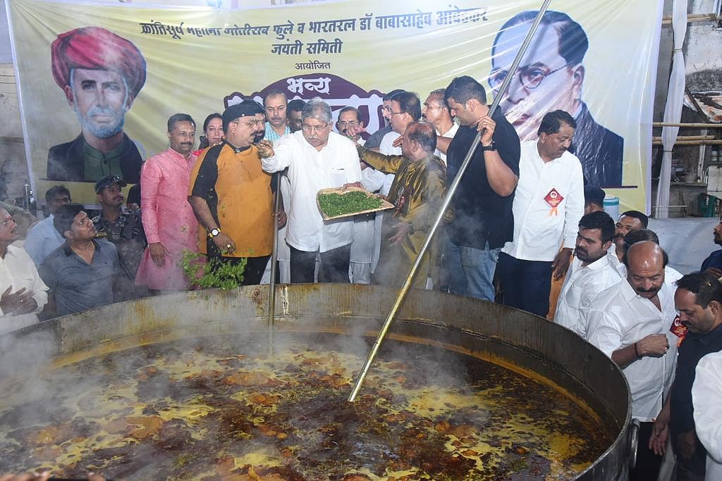 Chandrakant Patil also joined Vishnu Manohar for a while as he prepared the dish.