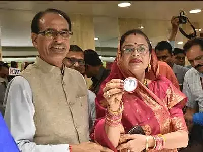 CM takes wife Sadhna for Dhanteras shopping