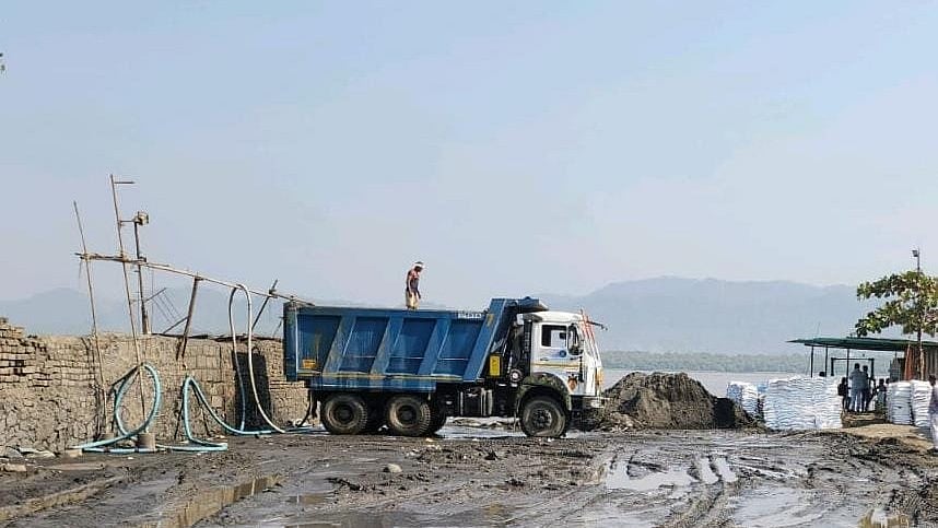 Mira-Bhayandar: JCB driver held for sand theft while sand mafia remains at large