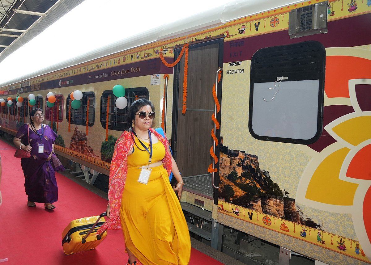 The flag-off ceremony was attended by CR General Manager , Naresh Lalwani,  Additional General Manager Alok Singh, Principal Chief Operations Manager Mukul Jain, Principal Chief Commercial Manager Dhananjay Naik, Divisional Railway Manager of Mumbai Rajnish Goyal, Group General Manager of IRCTC West Zone Rahul Himalian, and others.