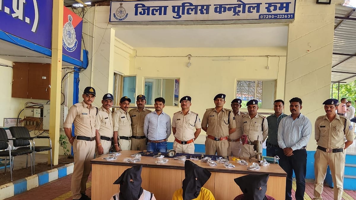 MP: Three held with 15 country-made
pistols, live cartridges in Sendhwa