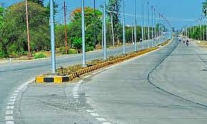 Indore : Road widening restarts near  Bengali Square after 2 months