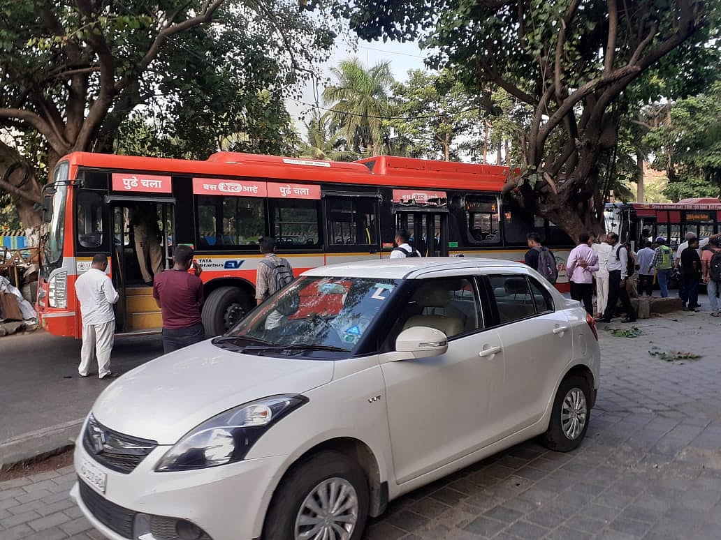 Mumbai: BEST bus hits tree at Churchgate during peak hours, probe ordered