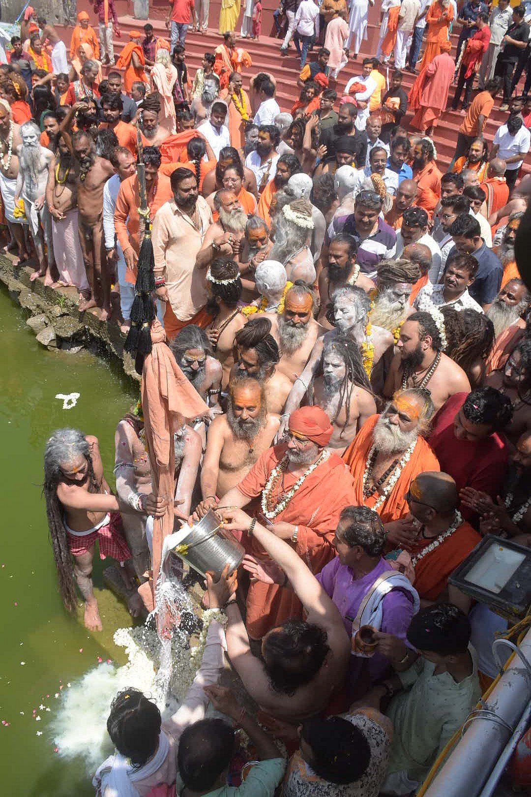 Prominent seers offer ‘dugdhabhishek’ at Neelganga Sarvoar.