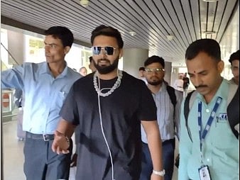 Rishabh Pant at Mumbai Airport. | (Credits: Screengrab)