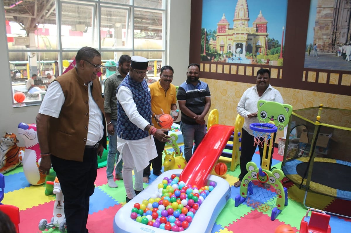 Medical education Vishvas Sarang, DRM Saurabh Bandopadhyay visit kids zone at new building of Bhopal railway station