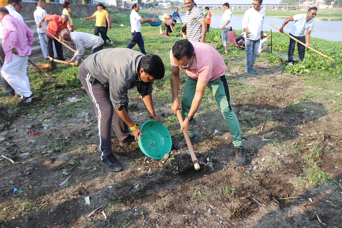 Madhya Pradesh: Khargone collector performs Shramdaan for Kunda purification campaign 