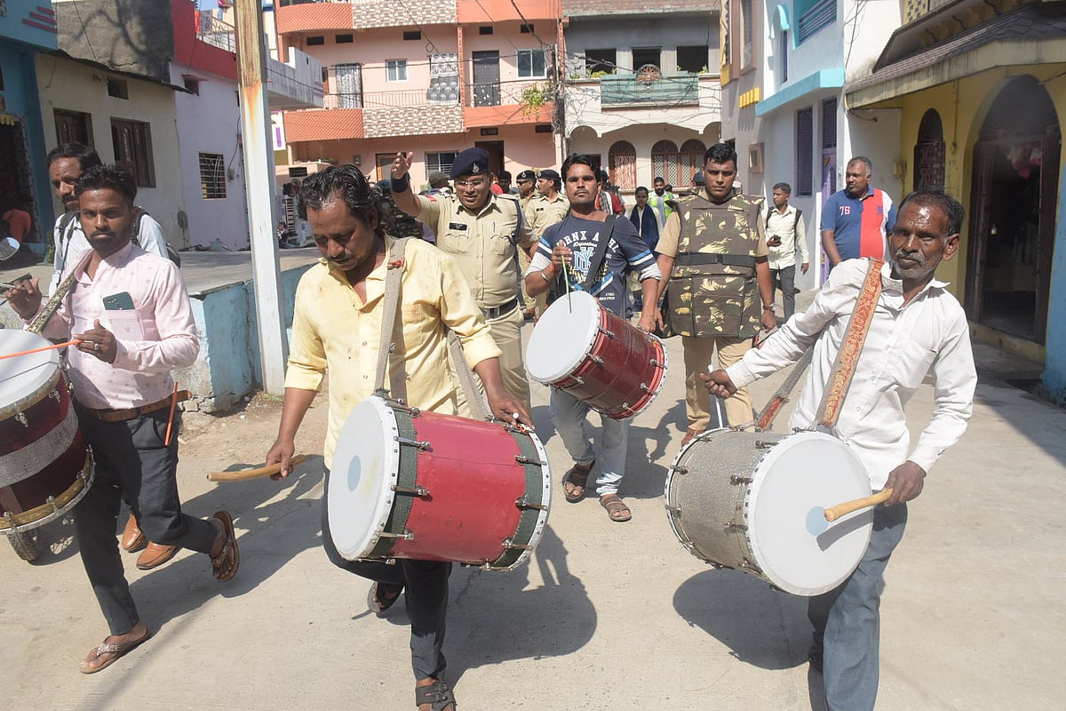 Police escorted by drum beaters reached in the locality in large numbers.