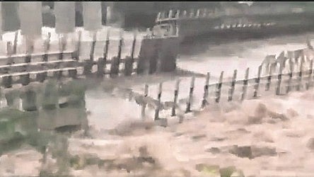 MP: Jabalpur-Balaghat route jammed as heavy rainfall washes away bridge over Mankunwar river