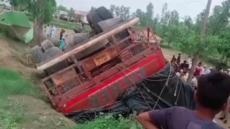UP: 8 dead, 15 injured as truck hits pickup van in Moradabad