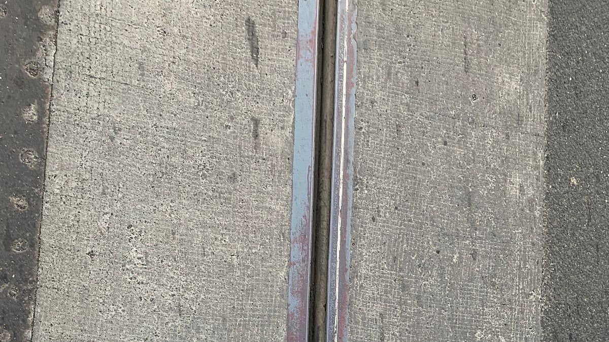 Gap in the expansion joints on the Amar Mahal flyover