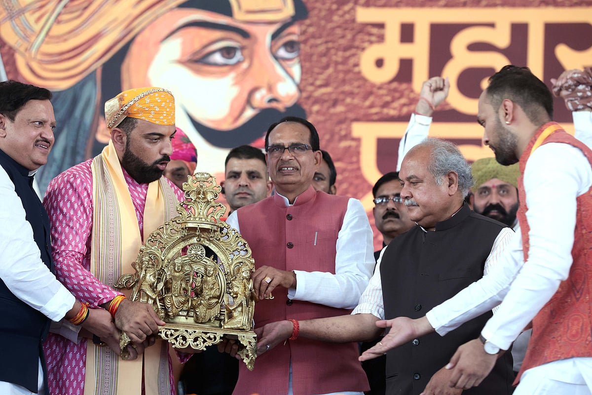 Union Minister Narendra Singh Tomar, CM Shivraj Singh Chouhan present memento to Dr Lakshyaraj Singh Mewar, descendent of Maharana Pratap, on Maharana Pratap Jayanti in Bhopal on Monday.  | FP