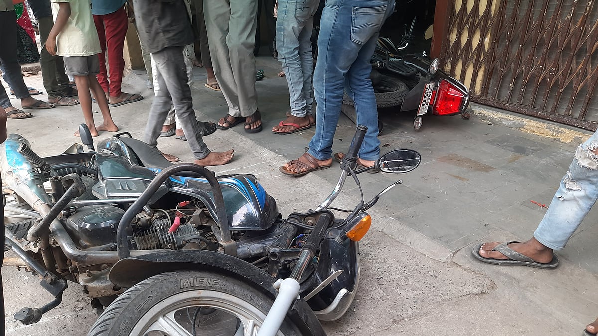 Madhya Pradesh: Eicher crashes into saloon after driver loses control in Meghnagar 