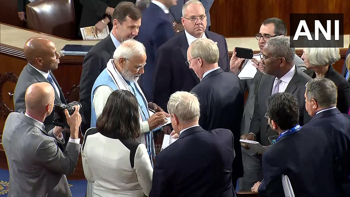 WATCH: American Senators Queue Up To Take Autographs & Selfies With PM Modi After His Historic Speech at US Congress