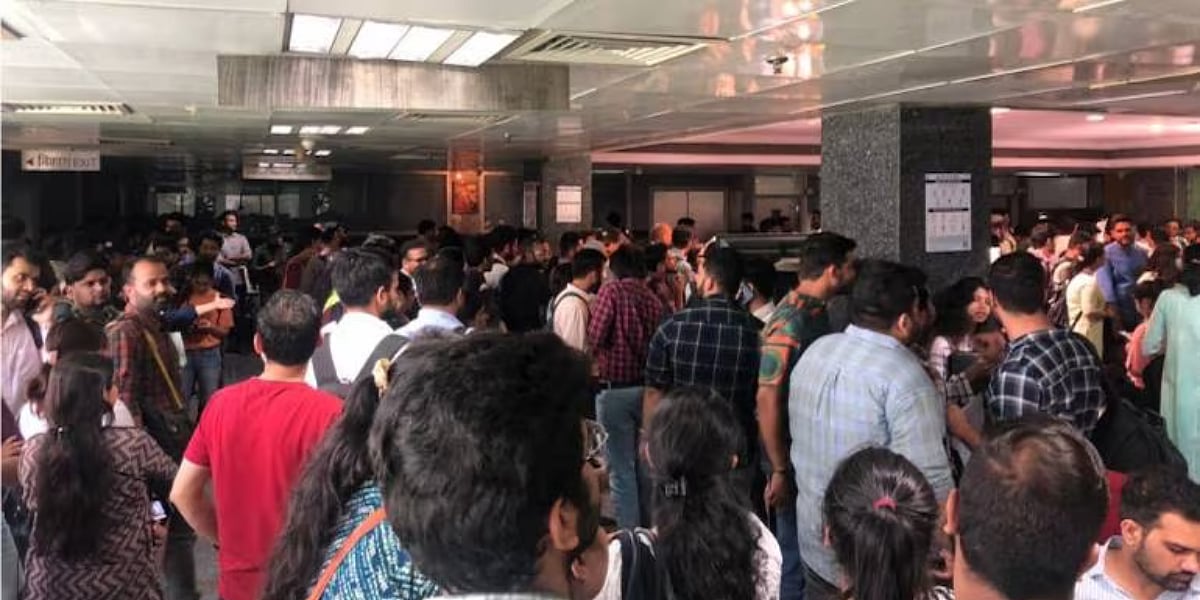 The crowd at Delhi State Cancer Institute (GTB Hospital). | (Image credit: @DrDhruvchauhan/Twitter)