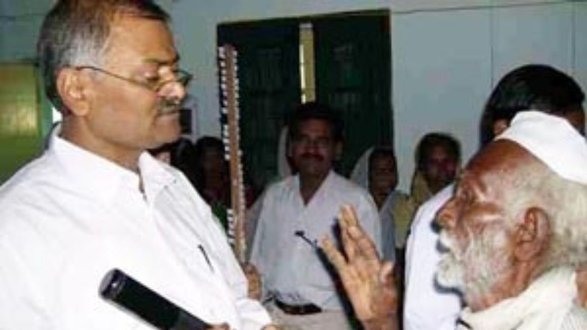 Dr T P Lahane, Ex-dean of JJ Hospital, examining a patient  | 