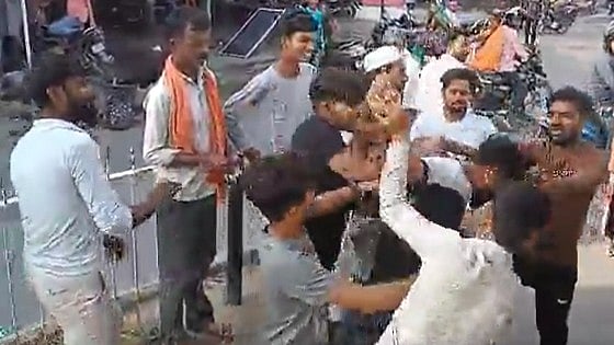 UP: Youth Pulled Out From Bus, Beaten Up In Kushinagar For Allegedly Spitting Tobacco On Man Sitting On Bike (Watch)