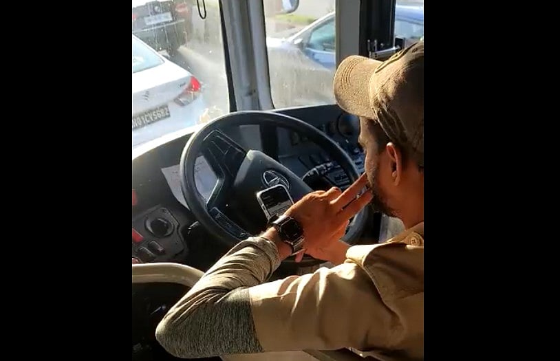 Mumbai's Unwavering Love For Cricket: BEST Bus Driver Checks Score Of India vs Australia WTC Final (WATCH)