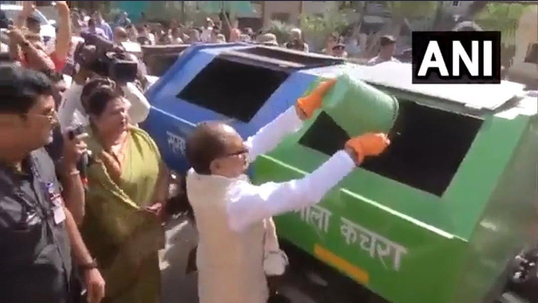 Bhopal Gaurav Diwas: CM Chouhan leads cleanliness drive in Durga colony, collects garbage from households 