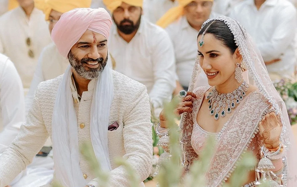 Sonnalli Seygall Shares Dreamy Wedding Pictures With Ashesh Sajnani | 