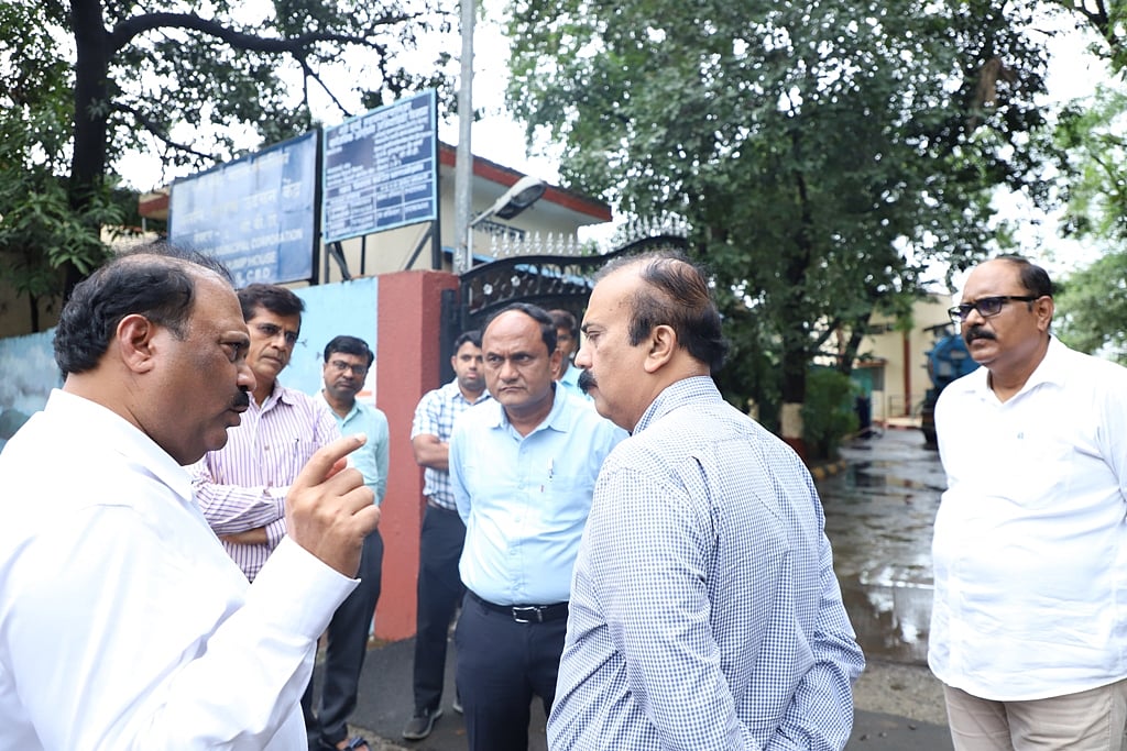 NMMC chief interacting with concerned officials and taking stock of the situation 