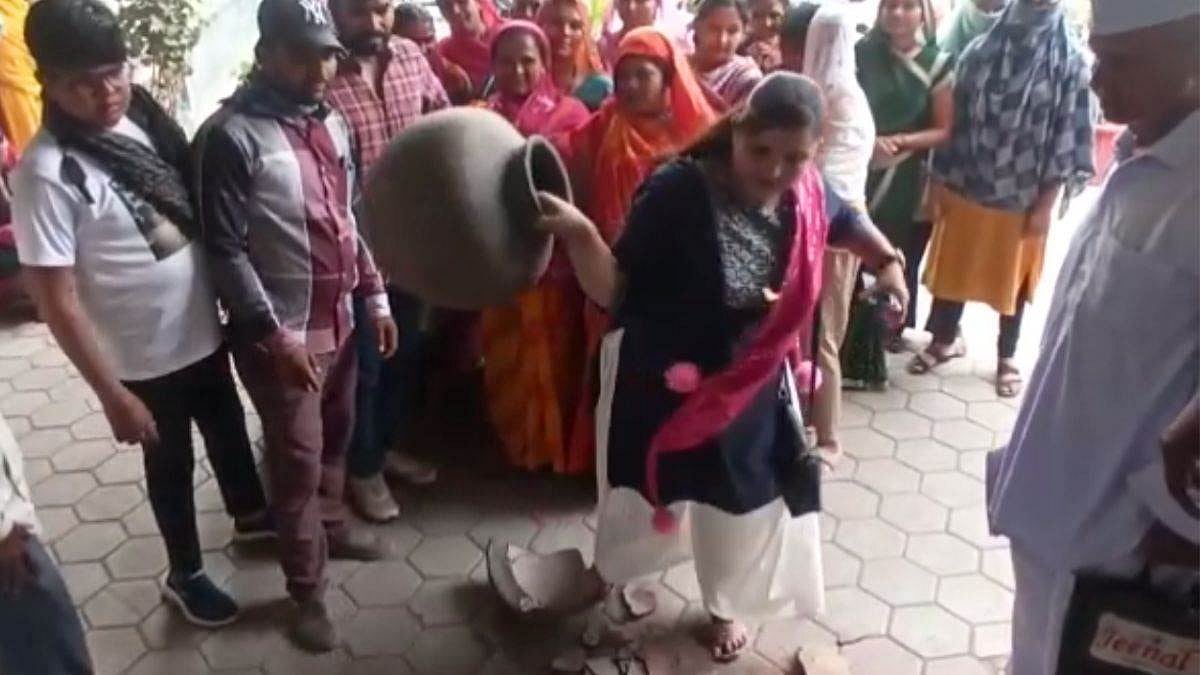 Madhya Pradesh: Reeling Under Water Crisis, Angry Women Break Water Pots Outside Khandwa Municipal Body