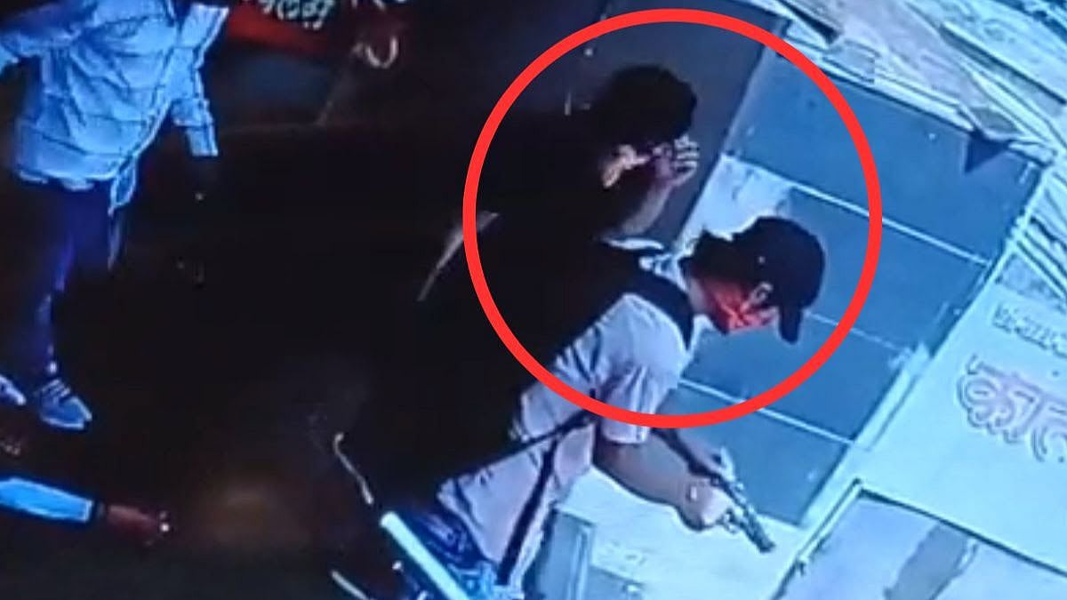 WATCH: 4 Armed Robbers Loot Jewellery Worth ₹1.8 Cr, Nearly ₹2 Lakh Cash, Shoot At Shopowner, Kin In Kolhapur