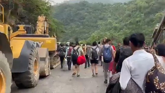 Himachal Flash Floods: Tourists Walk On Foot After Chandigarh-Manali Highway Blockage; Hundreds Stranded (Watch)