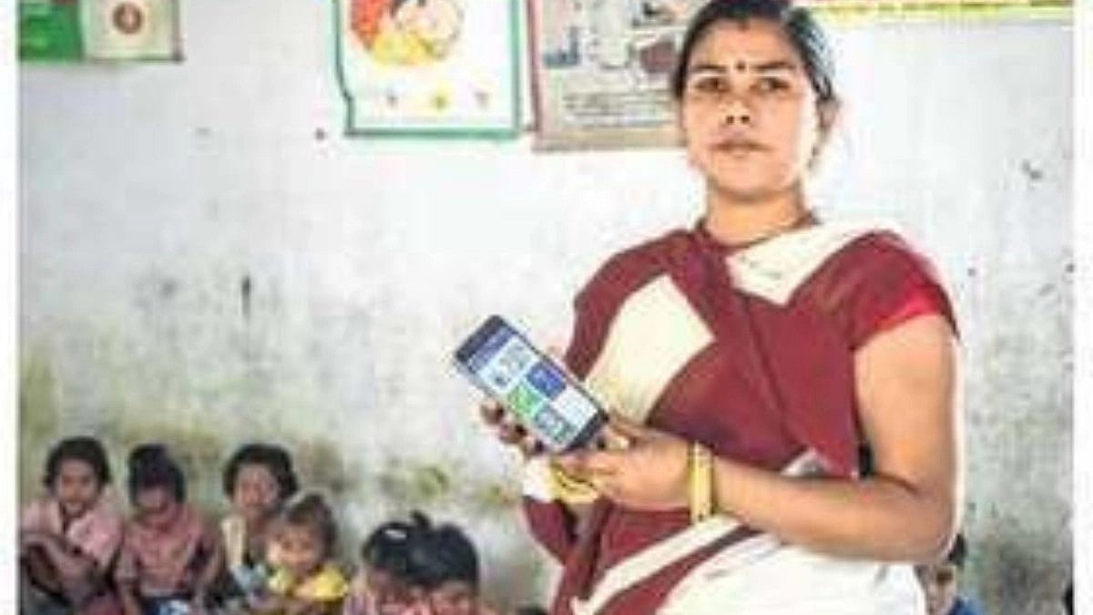 Mumbai: HC Directs Maharashtra Government To Equip 1.3 lakh Anganwadi Workers With Mobile Phones In 3 Months