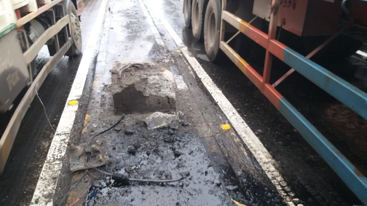 The container with 31 tons of iron rods moving from Mumbai to Gujarat hit the Thane Municipal Corporation (TMC) street light pole near Waghbil bridge Thane on Wednesday at around 5:26 am. 