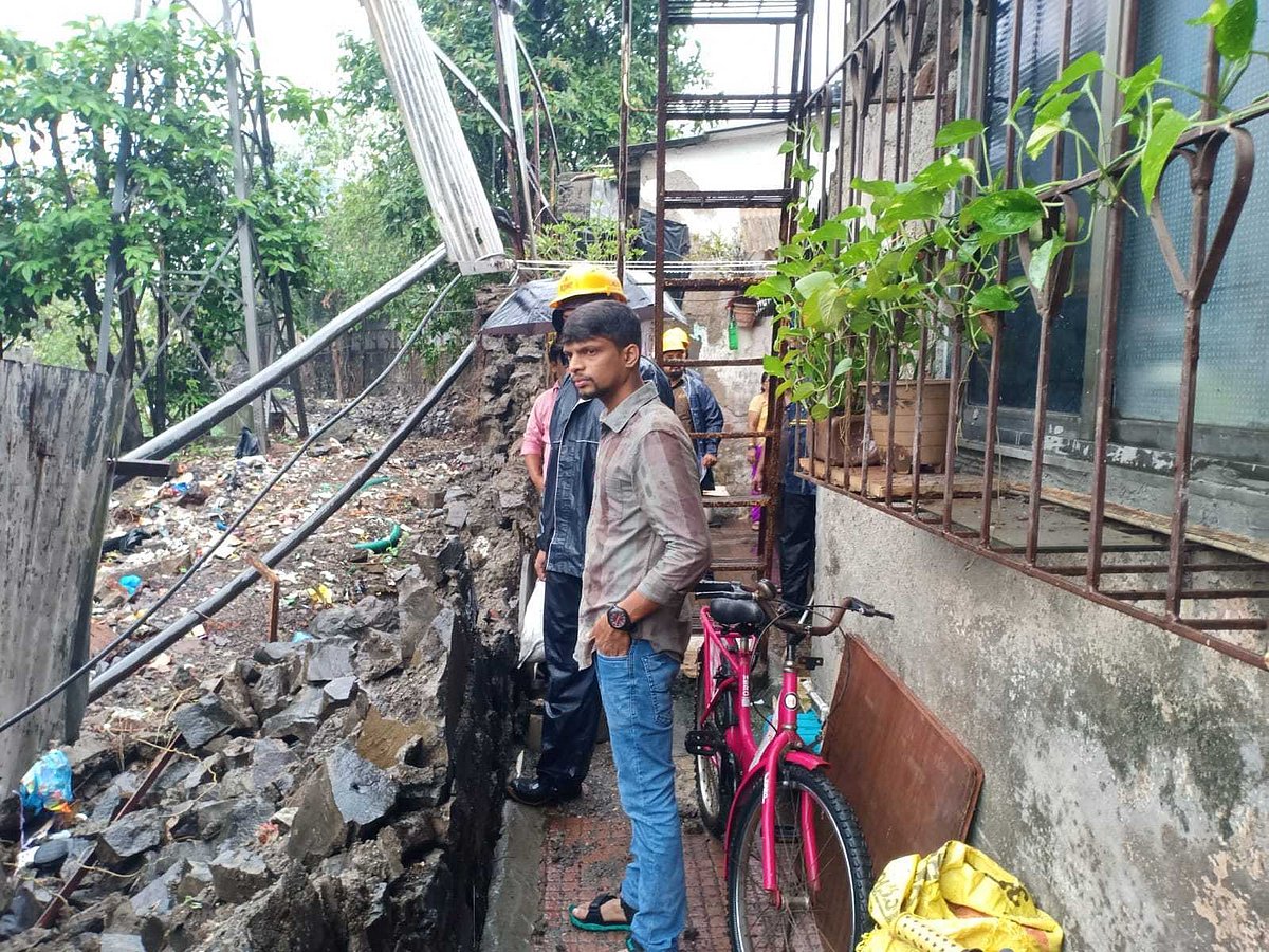 Following incessant rainfall in the region, a 40-foot-long wall collapsed behind Viviana Mall in Vartak Nagar 