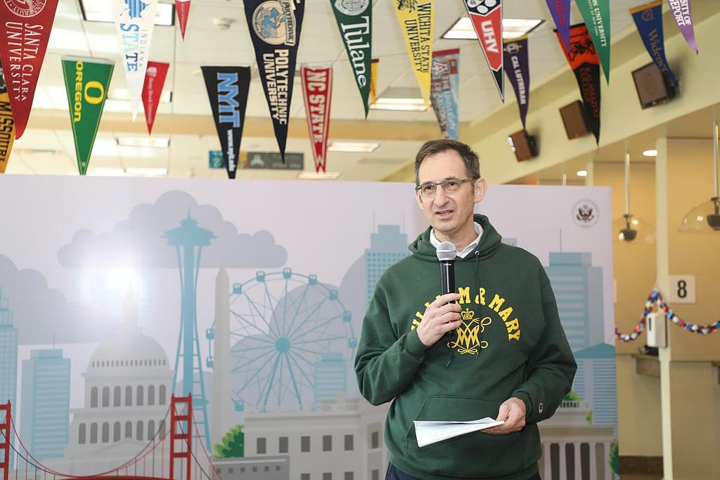 Acting CG, U.S. Consulate General, Mumbai, Scott Ticknor addresses students on Student Visa Day.