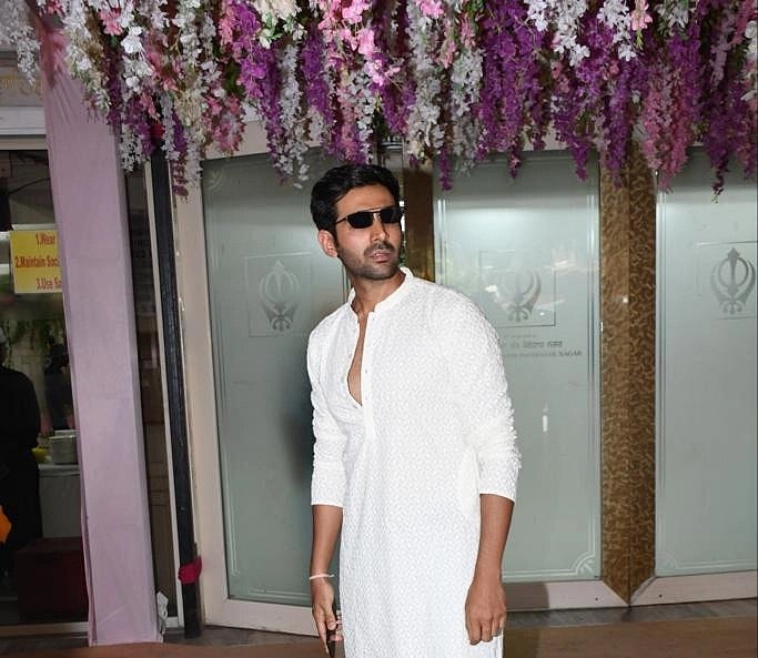 Kartik Aaryan Arrives In Jeans, Chappals at Punchnama Co-Star Sonnalli Seygall's Wedding